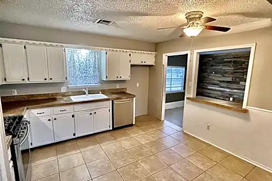 928 Charles Dr Photo 2