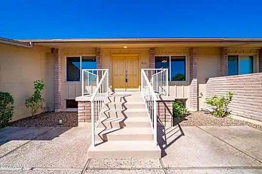7607 E Minnezona Ave Photo 1