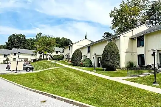 8 Hammond Plaza Photo 1
