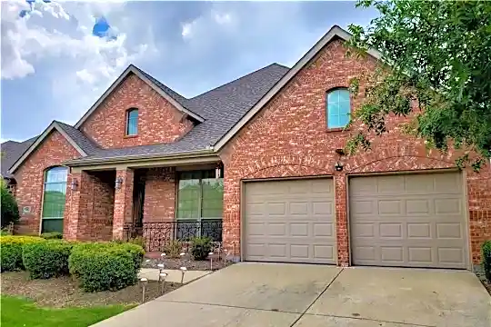 2812 Pioneer Dr Photo 2