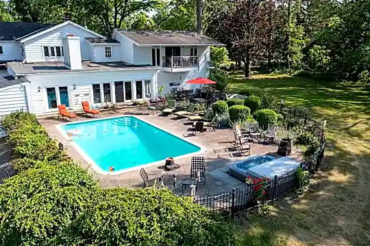 691 Hurley Ave Photo 2