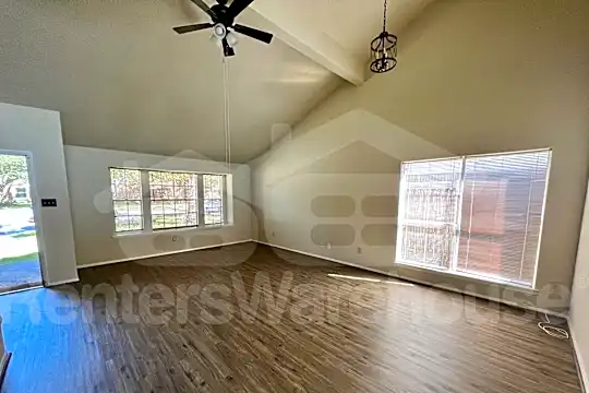 10926 Rosewood Ct Photo 2
