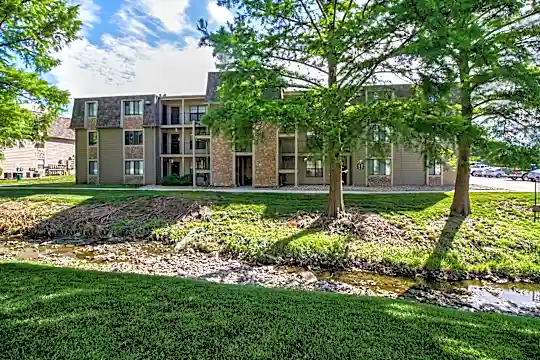 Bristol Pointe Apartments Photo 2