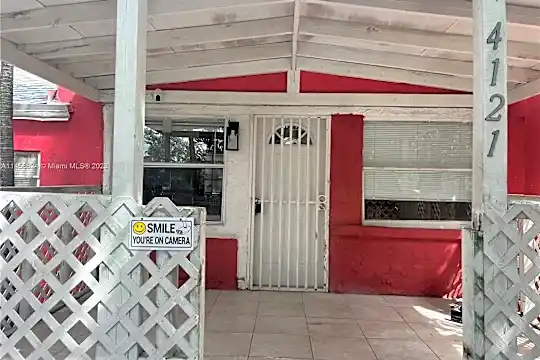 4121 NW 11th Pl Photo 2