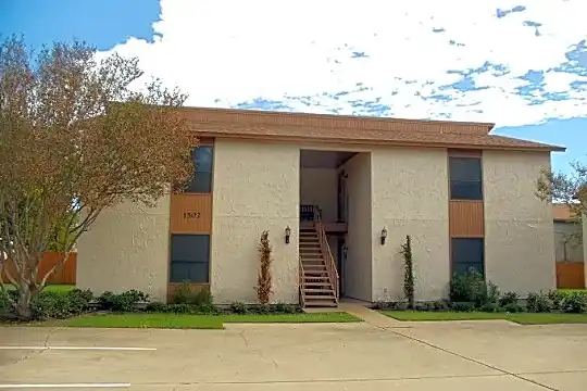 1502 Oakdale Cir Photo 1