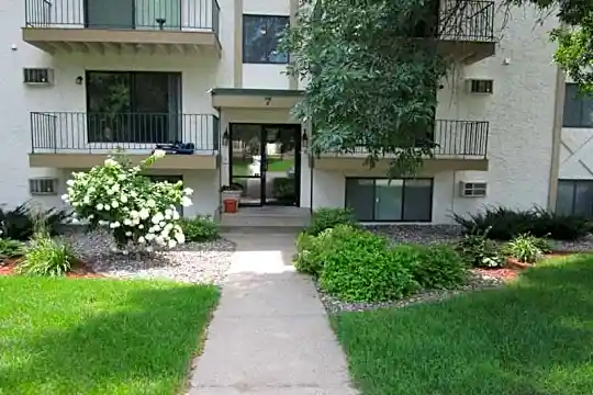 Pineview Apartments Photo 2