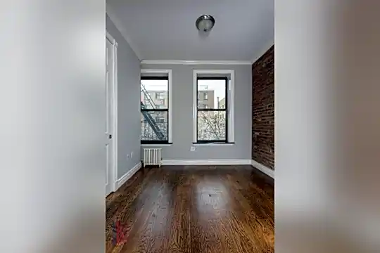 309 E 8th St Photo 2