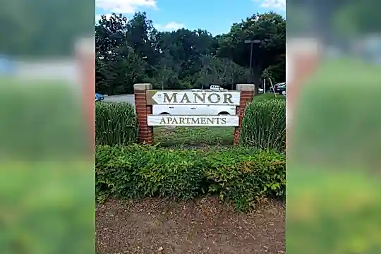 Manor Apartments Photo 2