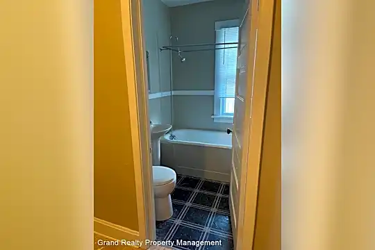 424 Smith Ave N Photo 2