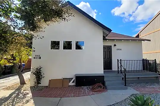 10806 Sarah St Photo 1