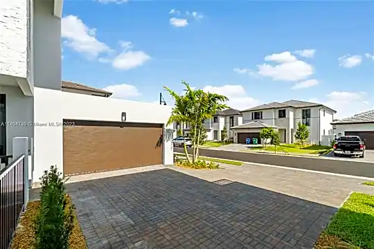 8091 NW 48th Terrace #8091 Photo 2