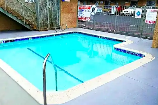 Royal Garden Riverton Apartments Photo 1
