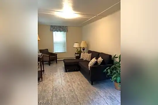 63 Manchester Ave Photo 1