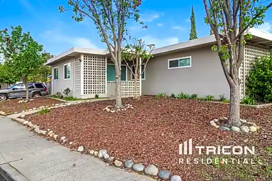 98 1/2 Dean Way Photo 1