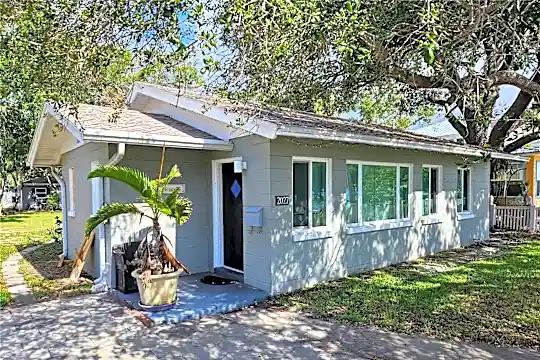 2027 Beach Dr SE Photo 1