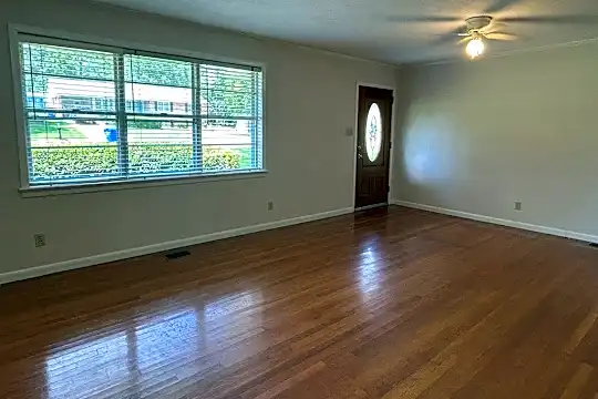 103 Richmond Ave Photo 2