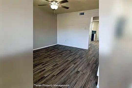 1409 Courtney Pl Photo 2