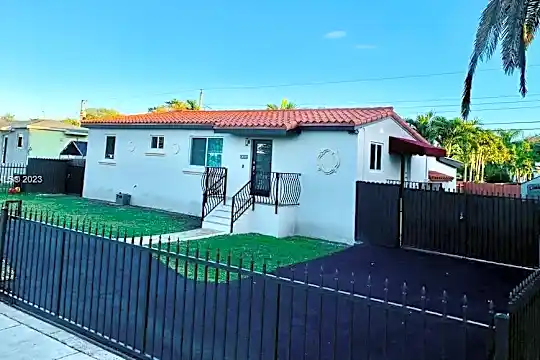 8260 SW 27th Terrace Photo 2