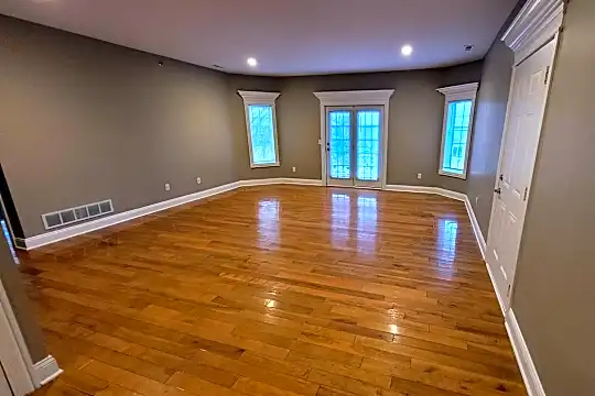 7559 Lions Gate Pkwy Photo 2