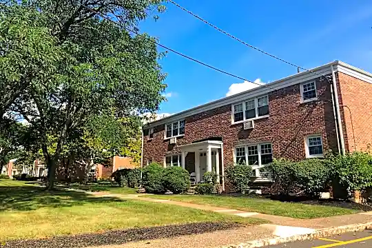 Metuchen Manor Photo 1
