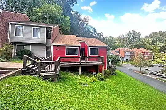 573 Southampton Ct Photo 2