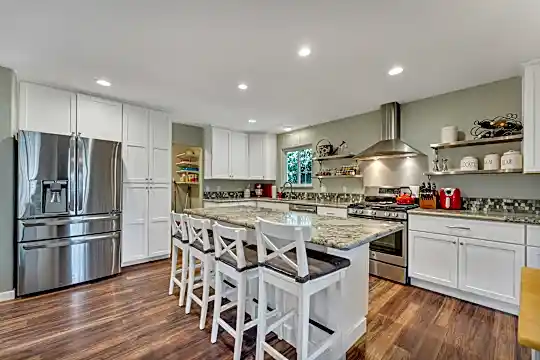 1502 Foster Dr Photo 1
