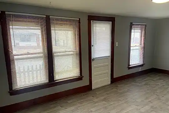 107 Frank St Photo 2