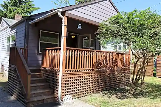 10707 Evanston Ave N Photo 2