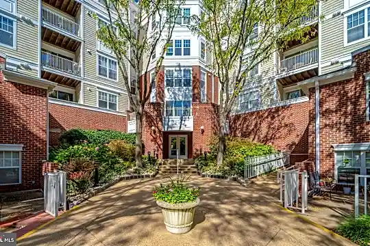 1625 International Dr #313 Photo 1