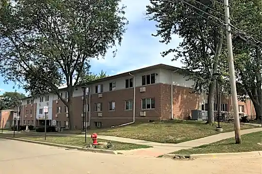 Reed Manor Photo 1