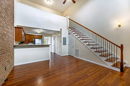 407 S Roan St Photo 2