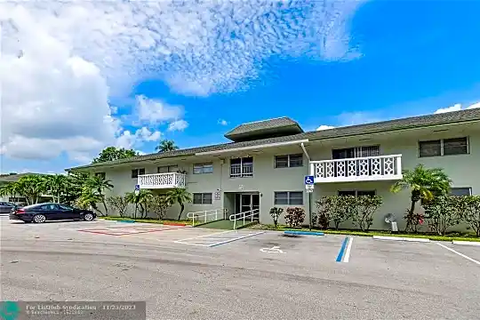 4200 NW 3rd Ct #316 Photo 2