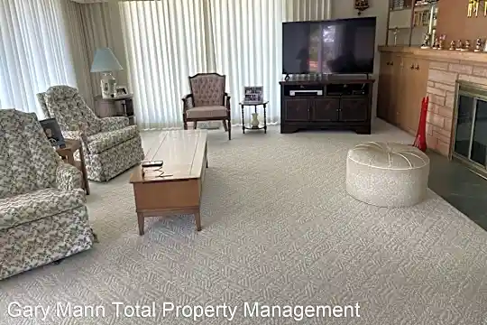 302 N Crestview Dr Photo 2