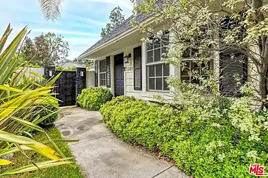 1049 Chantilly Rd Photo 2