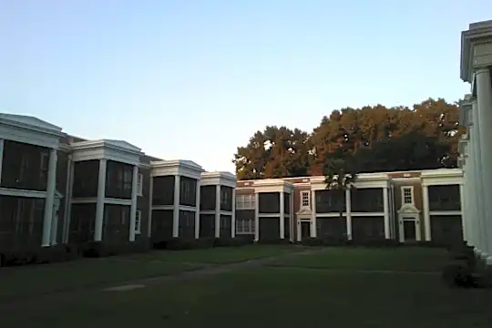 Colonial Court Apartments Photo 1