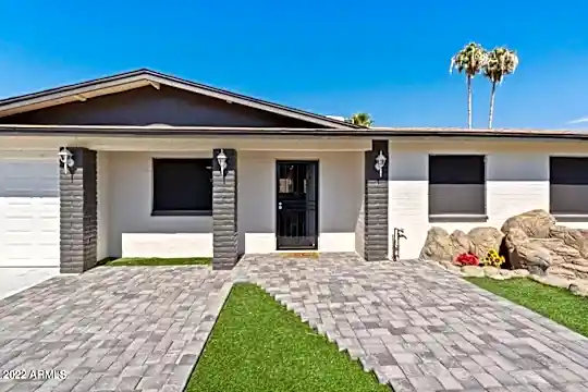 1014 W Angela Dr Photo 2