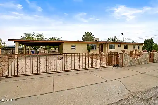 1150 Stanley St Photo 1