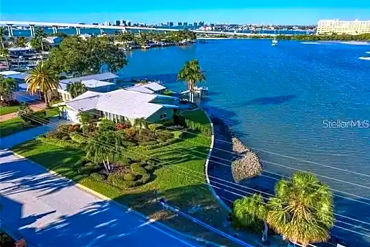 502 Palm Dr Photo 2