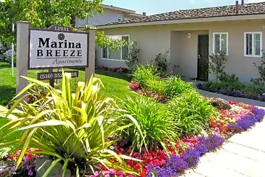 Marina Breeze Apartment Homes Photo 2