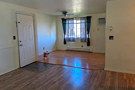 1494 N Travis Pl Photo 2