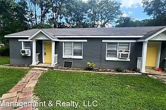 3310 Wildwood Dr SE Photo 2