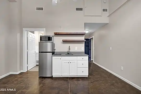5753 W Glendale Ave #101 Photo 2