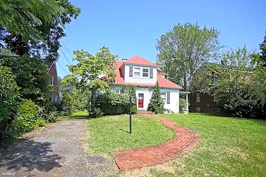 1017 Locust Ave Photo 1