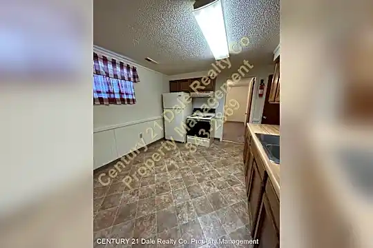 1404 E Maple St Photo 2