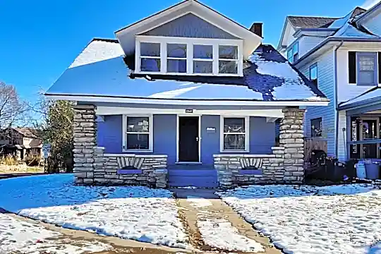 2847 Parkwood Blvd Photo 1