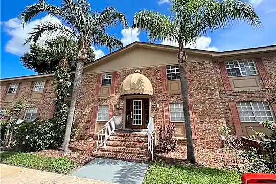 432 Banyon Tree Cir #200 Photo 1