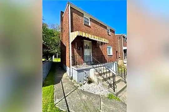 921 Liberty St Photo 2