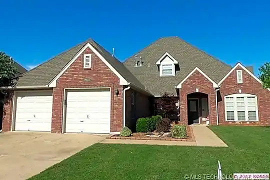 8922 N 137th E Ave Photo 1