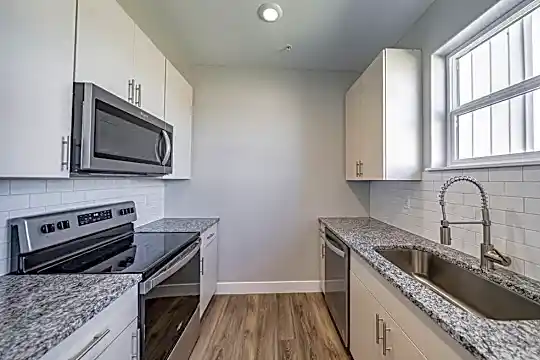 676 Carlow Dr Photo 2