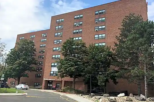Hudson Shores Plaza Photo 1